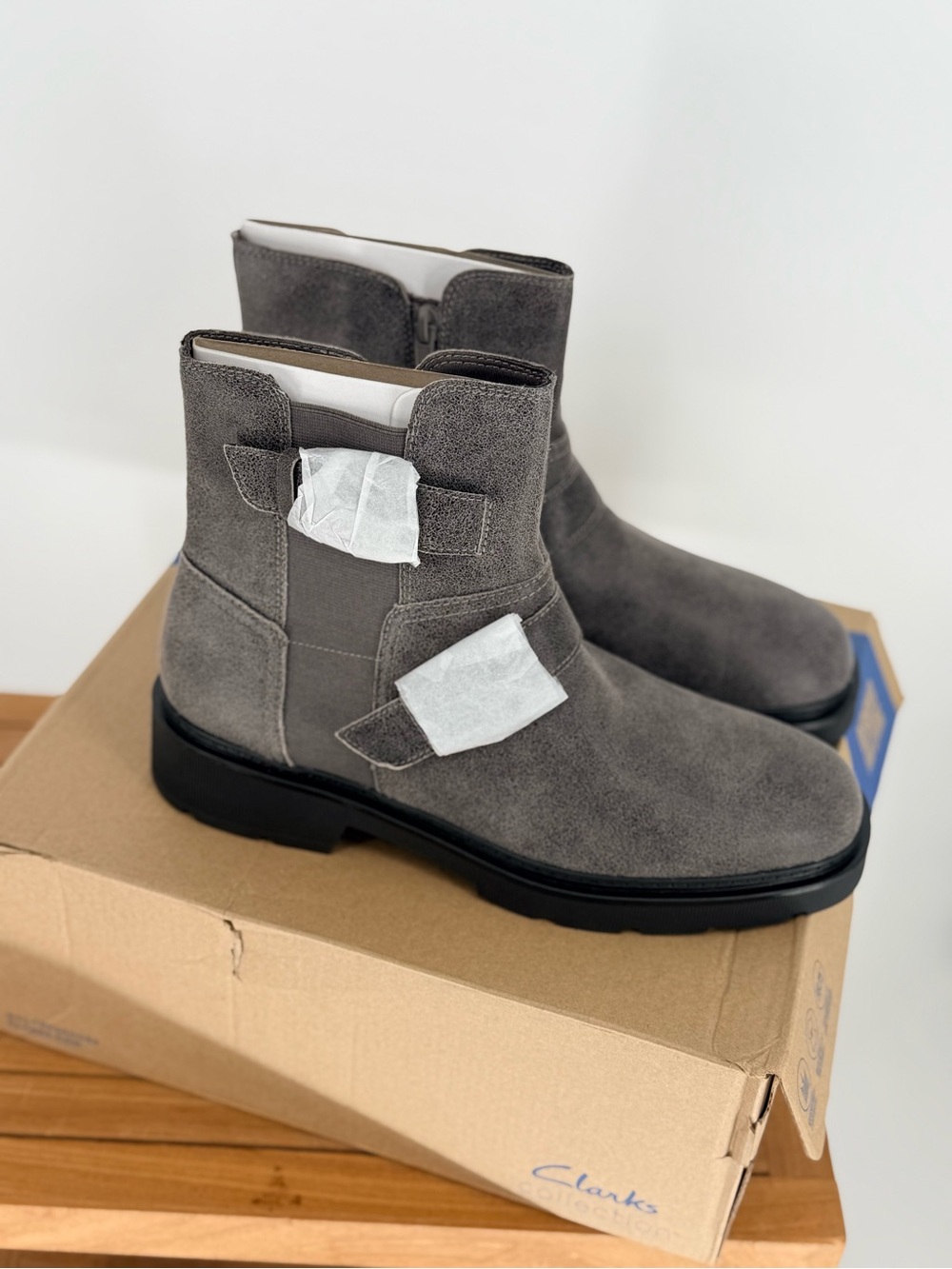 New Clarks Women’s Lauryl Bay Gray Suede  Boots Size 7 1/2